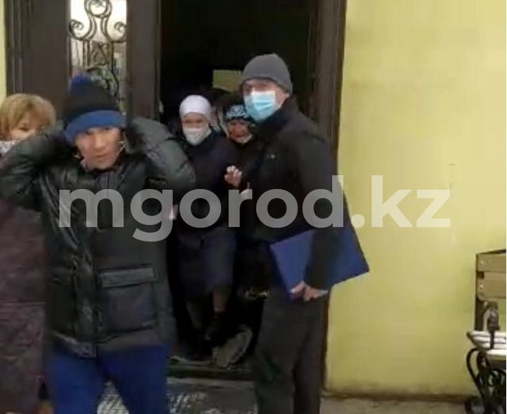 В Уральске побег нарядных гостей из ресторана попал на видео