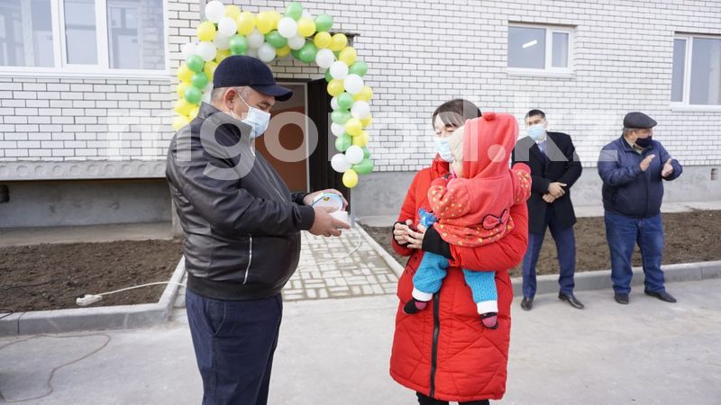 Предприниматель подарил квартиру многодетной матери в Уральске