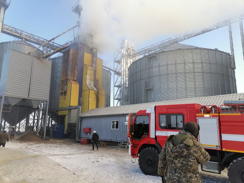 В Актюбинской области горит маслозавод