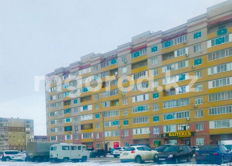 Ақсайлықтар көп қабатты үйдің балконына Қазақстан туын ілді