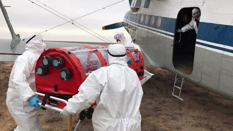 Беременную женщину с COVID-19 доставили санавиацией из района в Уральск