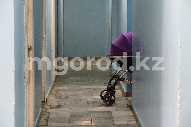 Жительница Атырау бросила детей на съёмной квартире