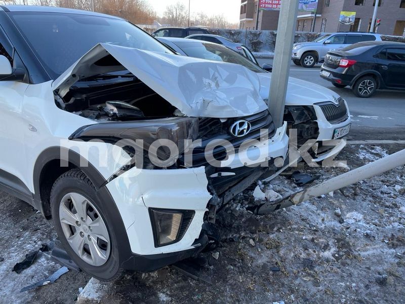Полицейский на Hyundai врезался в дорожный знак в Уральске