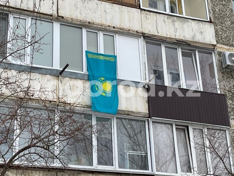 Жители многоэтажки в Уральске вывесили флаг на балконах