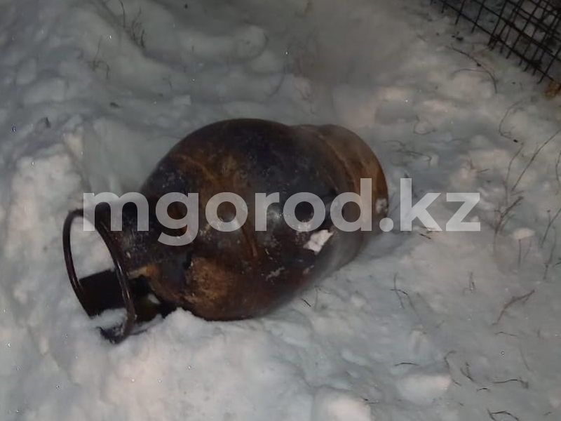 Газовый баллон вытащили пожарные из горящего дома в Уральске