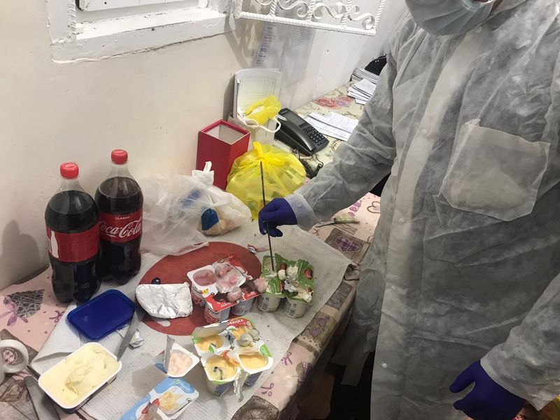 Лекарственные препараты в йогуртах пытались передать в следственный изолятор Атырау (фото)