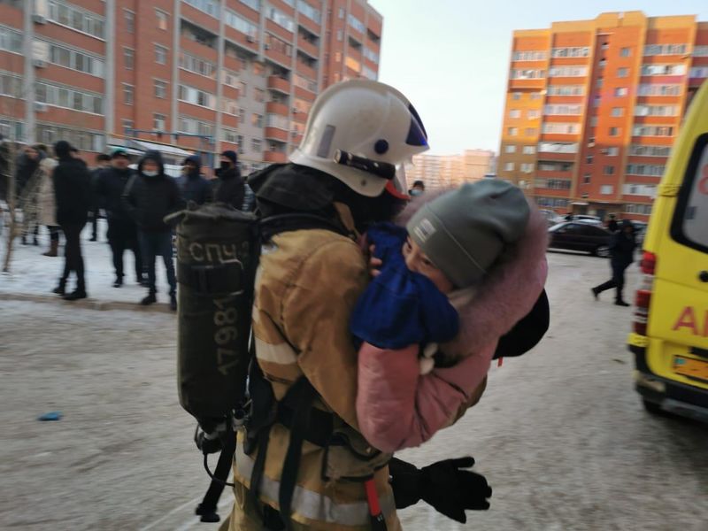 Пожар в многоэтажке в Актобе: 90 человек эвакуированы и двое госпитализированы в больницу
