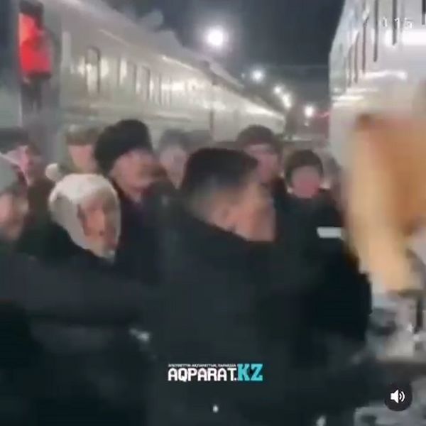 В Атырау подросток разбил гитару о вагон, провожая друга в военкомат (видео)