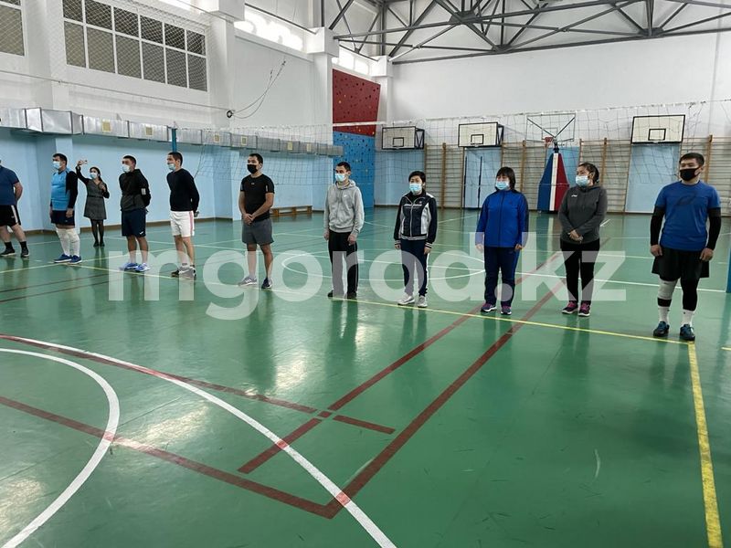 В волейбол и в футзал смогут играть уральцы в школьных спортзалах