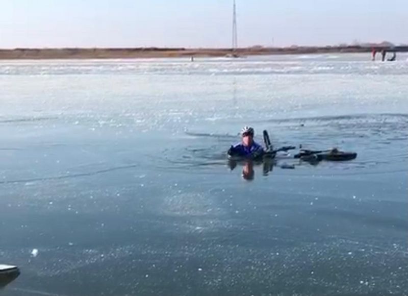 Велосипедист провалился под лед в Атырау (видео)