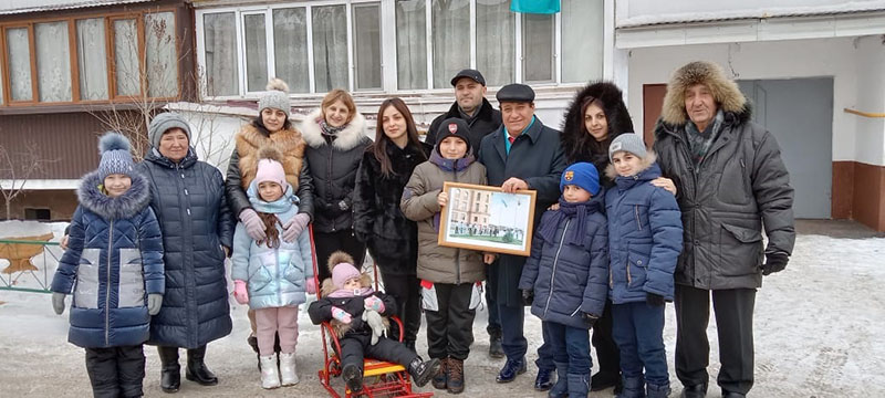 Кандидат в депутаты от Nur Otan Аветик Амирханян развесил казахстанские флаги
