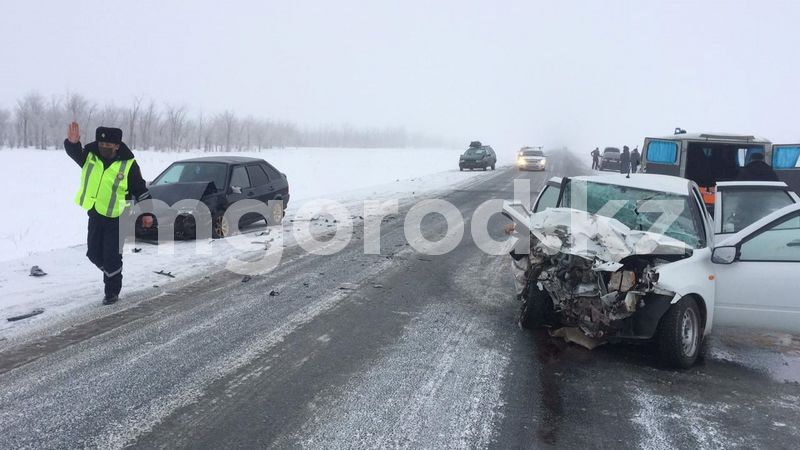 Пять автомашин столкнулись на автодороге в ЗКО (фото)