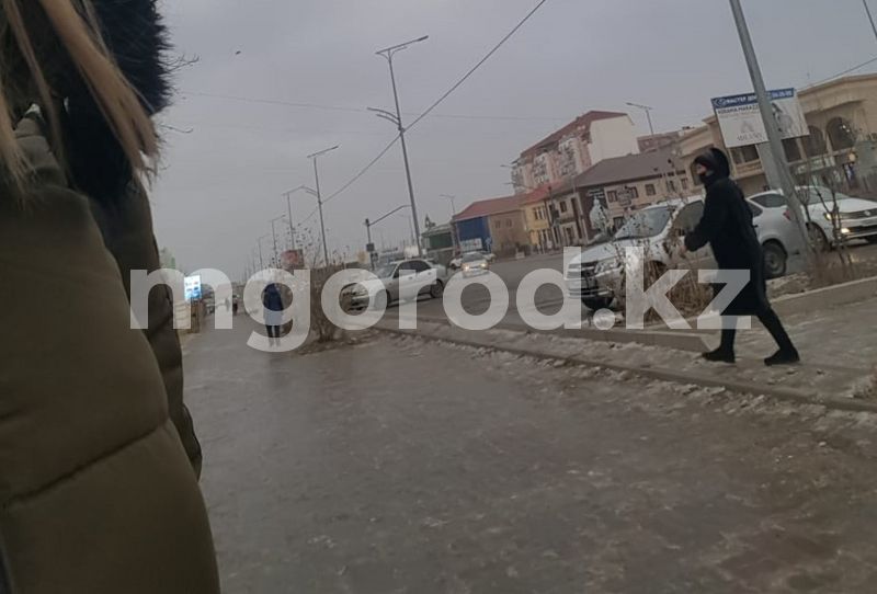 Жители Атырау жалуются на гололед