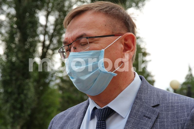 Экс-глава облздрава ЗКО на суде заявил, что конверт с деньгами ему подарили от имени коллектива
