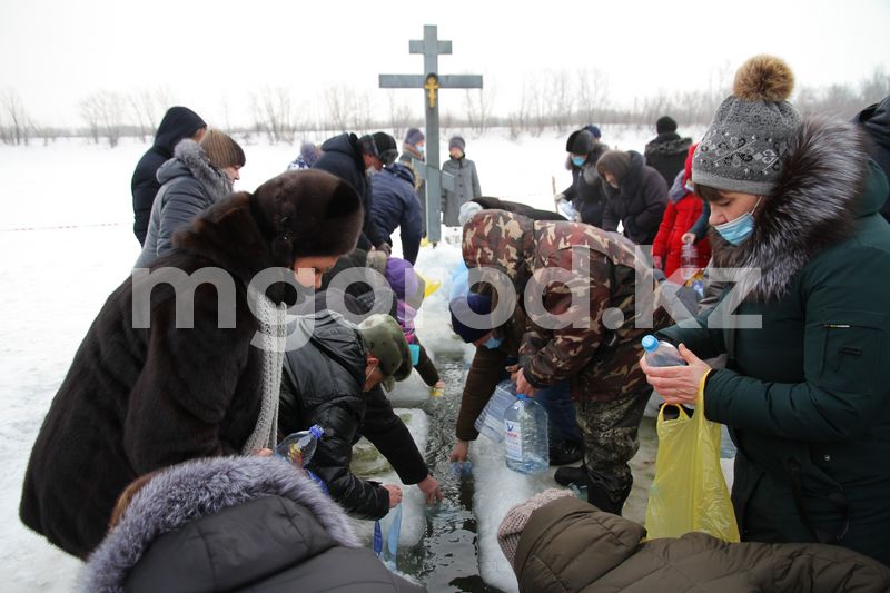 Жителей ЗКО попросили набирать святую воду дома