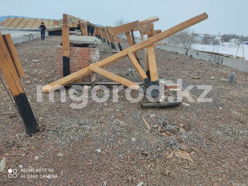 Ветер сорвал кровлю постройки в посёлке ЗКО