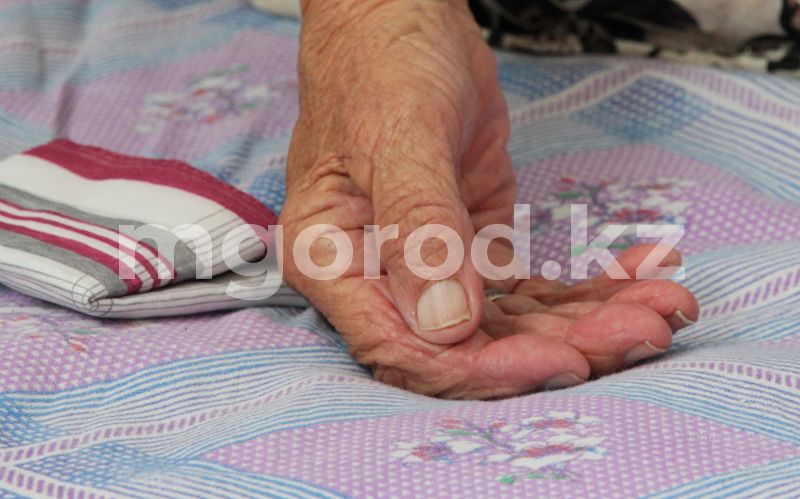 73-летняя жительница Атырау вынуждена жить в кризисном центре из-за побоев сына