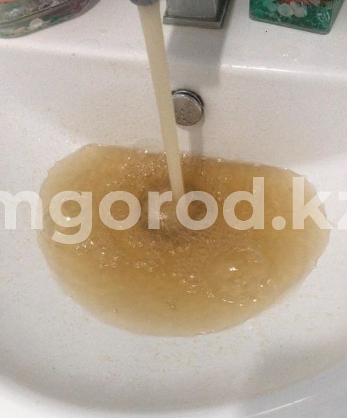 Жители Атырау жалуются на желтую воду с песком
