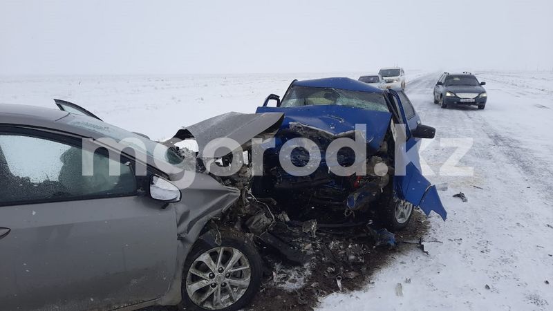 Шесть человек погибли в страшной аварии на автодороге Уральск-Атырау (фото)