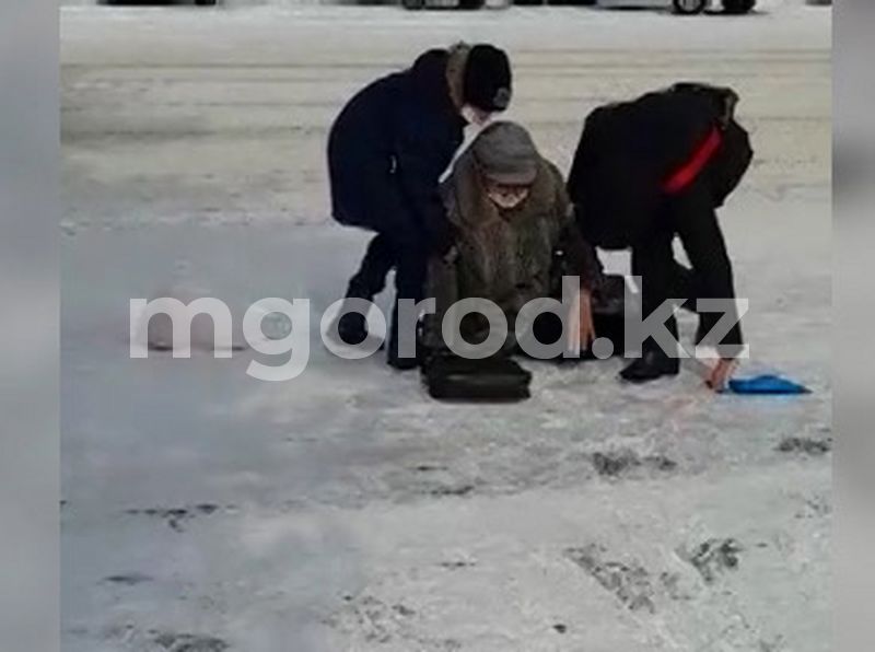 Мужчина снял на видео падение людей на пешеходе в Уральске
