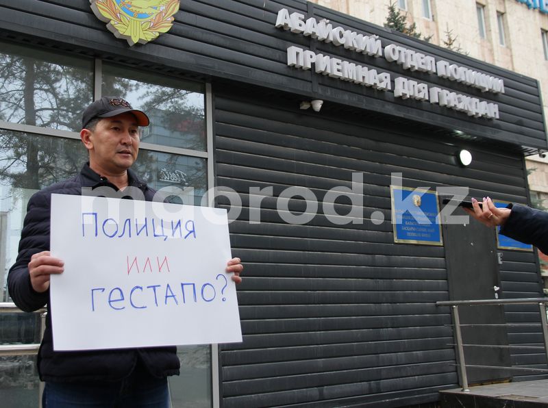 Главный редактор «Уральской недели» провел одиночный пикет у здания полиции (видео)