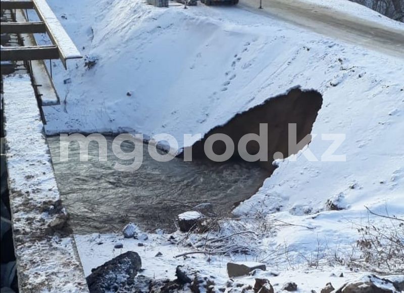 В ЗКО прорвало дамбу. Вода подмывает временный мост к сёлам (видео)