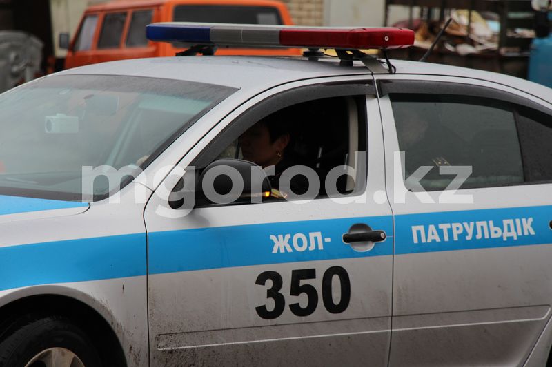 Полицейские ЗКО приняли роды в патрульной машине