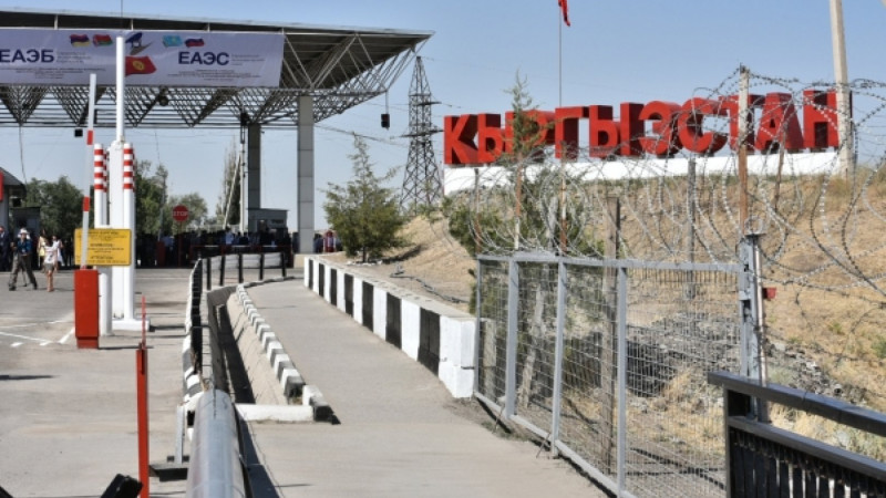 Кыргызстан открыл два пункта пропуска на границе с Казахстаном