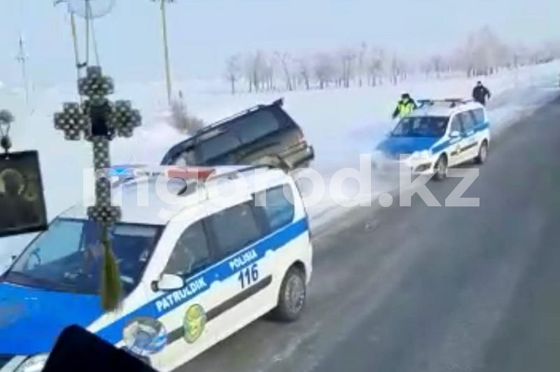 Погоню полицейских за внедорожником Lexus сняли на видео в ЗКО