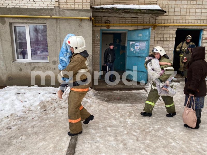 Двух девочек спасли из горящего общежития в Уральске (фото, видео)