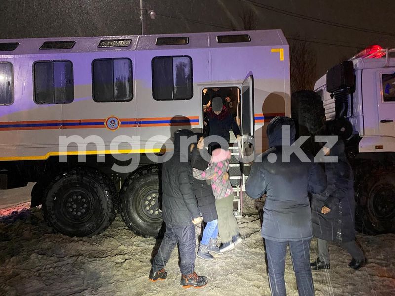 73 человека эвакуировали из-за пожара в многоэтажке в Уральске