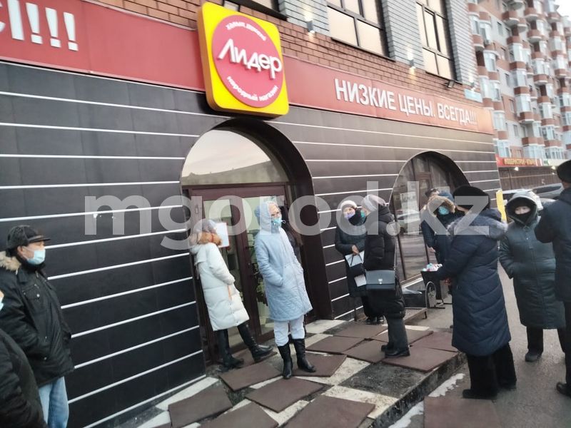 Жители крупного микрорайона в Атырау не могут сдать анализы из-за супермаркета