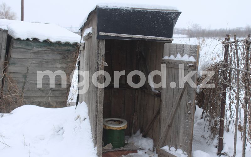 В восьми школах ЗКО ученики ходят в уличные туалеты