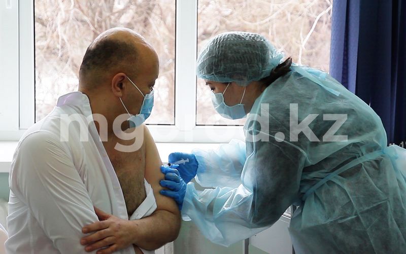Главный санврач ЗКО сделал прививку «Спутник V»