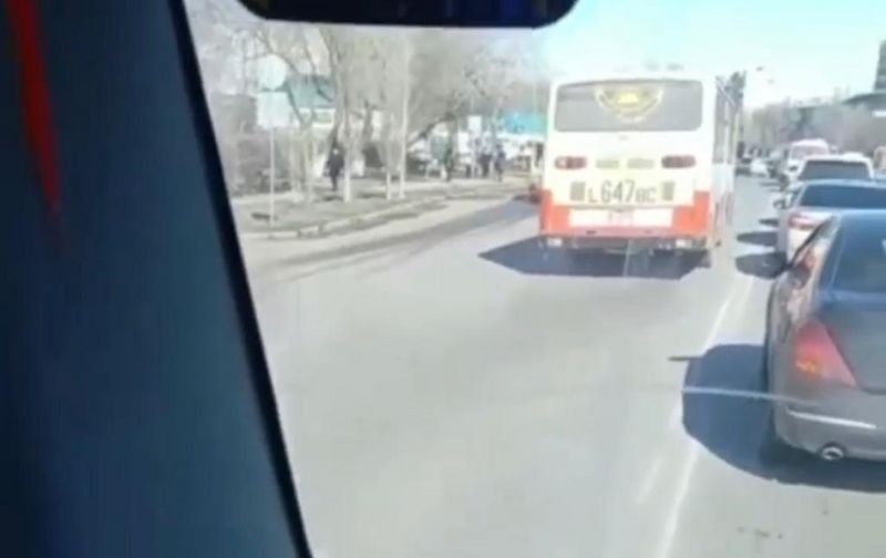 Если он бессмертный, то мы нет: уральцы сняли на видео движение автобуса по встречной полосе