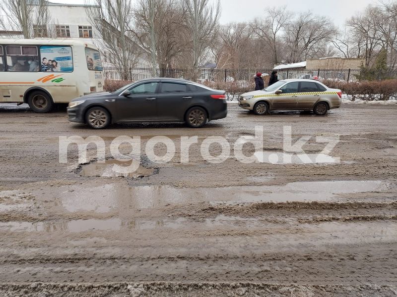 В Уральске растаявший снег обнажил ямы на дорогах (фото)