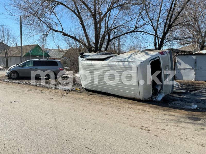 Toyota упала на бок после столкновения с легковушкой в Уральске (фото)