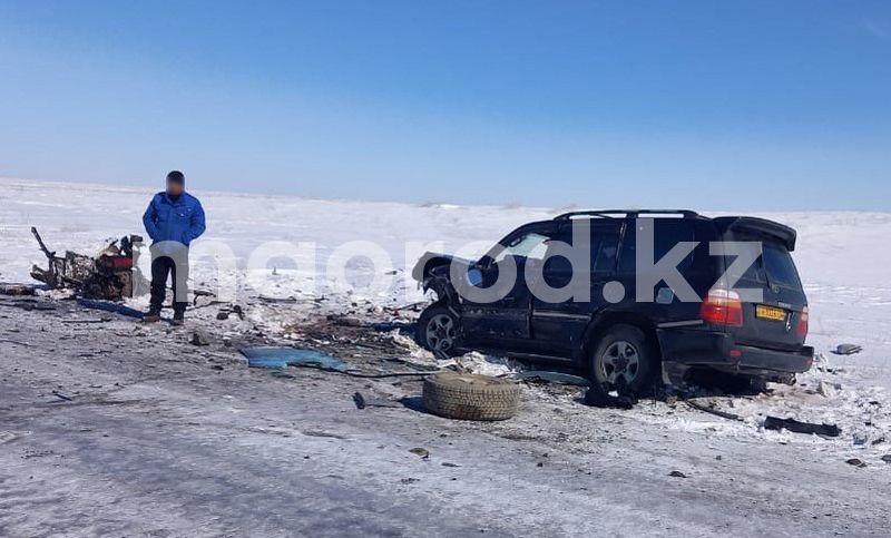 Два человека скончались после столкновения легковушки с внедорожником в Актюбинской области