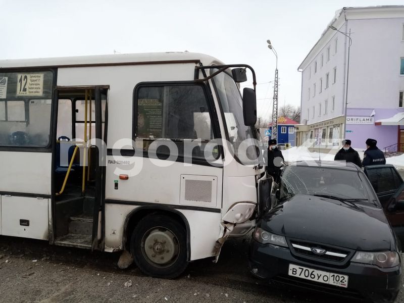 Автобус с пассажирами попал в ДТП в Актобе