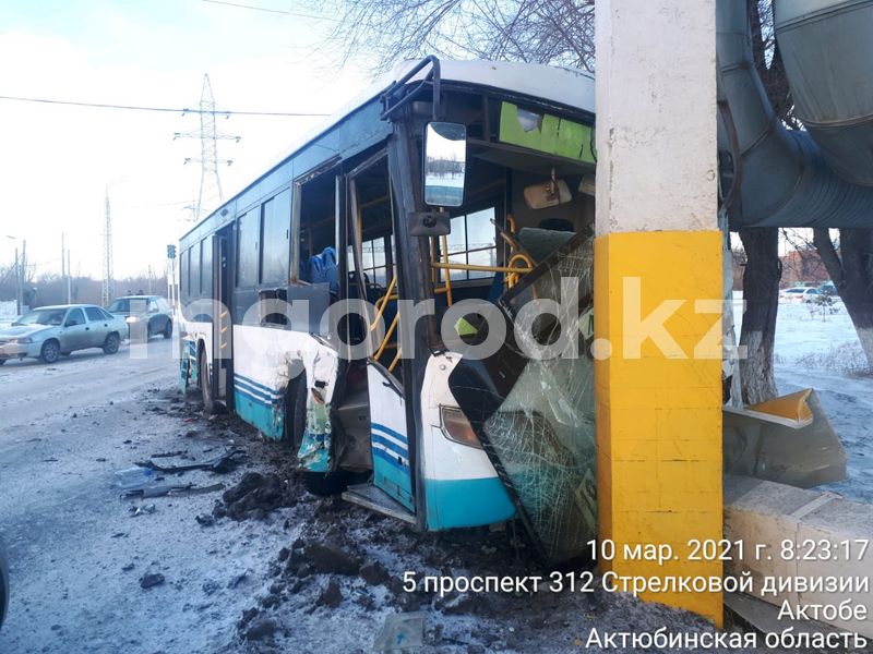 Пассажирский автобус попал в ДТП в Актобе