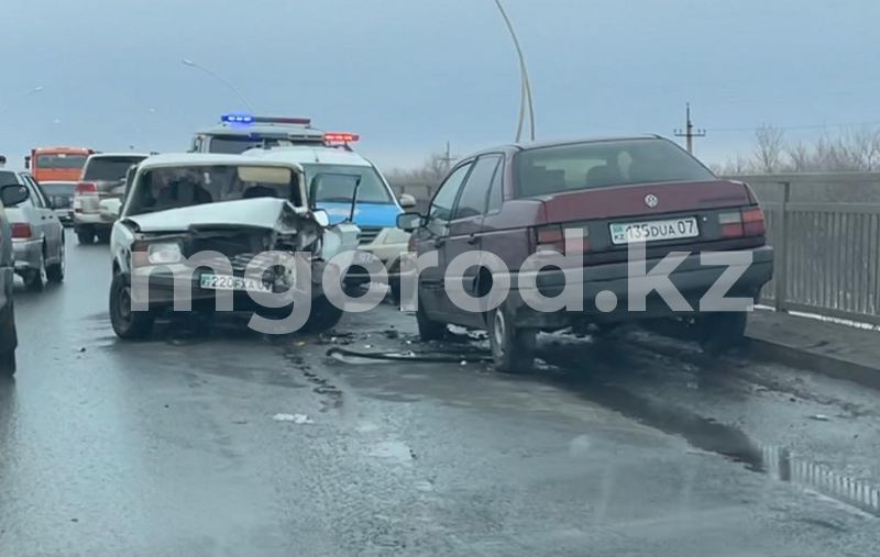 В ЗКО на мосту столкнулись два автомобиля