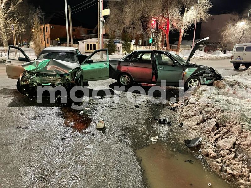 Две машины столкнулись на перекрёстке в Уральске