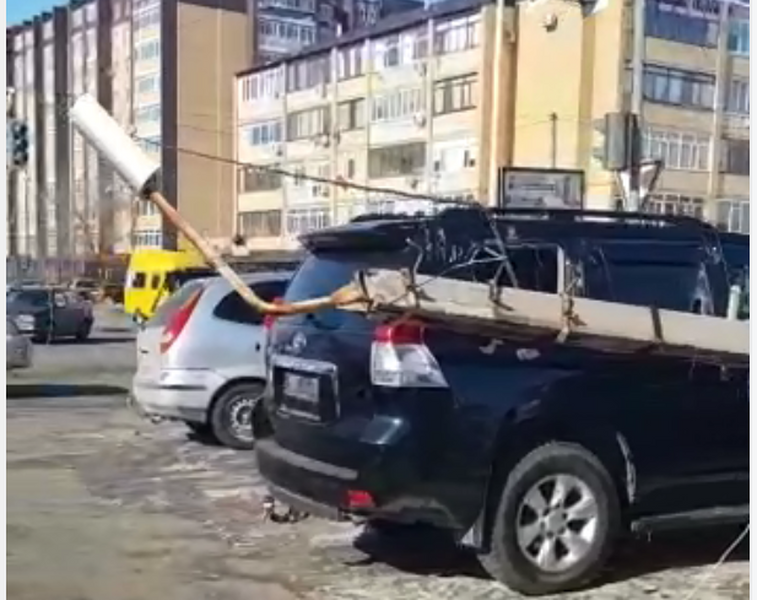 Столб упал на иномарку в Уральске (видео)