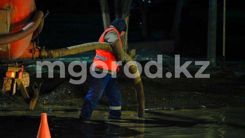 13 тысяч кубометров талой воды откачали с улиц Уральска