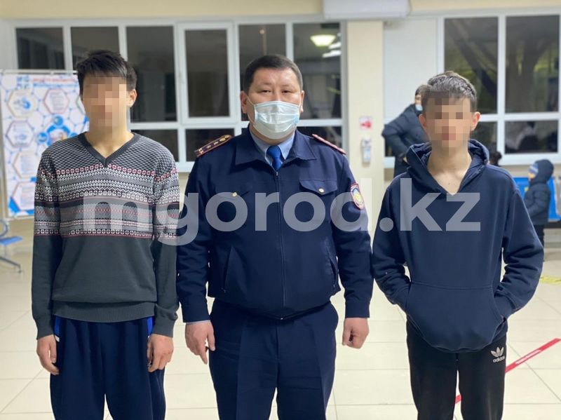 В Атырау полицейский спас двух подростков, провалившихся под лед