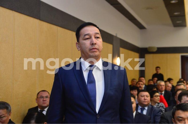 Обвиненный во взяточничестве чиновник избежал наказания в Атырау