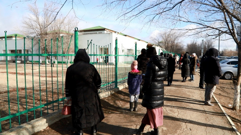 Родители атырауских школьников приняли решение продолжить обучение дистанционно