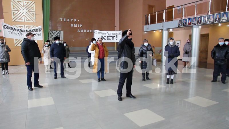 Актеры Каздрамтеатра вышли на акцию протеста. Пришлось вызвать полицию (фото, видео)