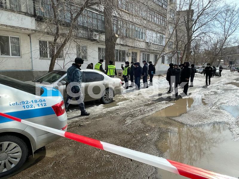 В Уральске мужчина выпал из окна многоэтажки и разбился насмерть 