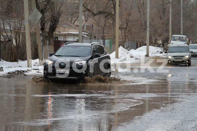 За рулем и наугад: уральские водители возмущены глубокими лужами на дорогах